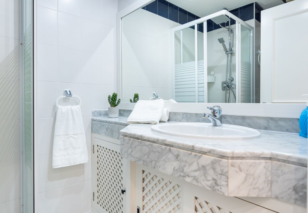 Ferienwohnung in Benalmádena - WintowinRentals Luxuswohnung mitten in Puerto Marina.