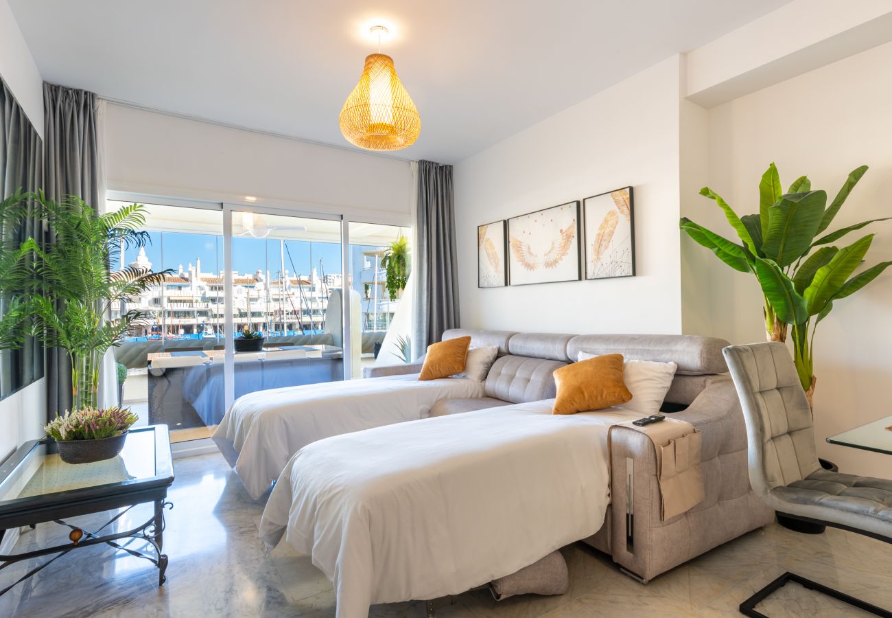 Ferienwohnung in Benalmádena - WintowinRentals Luxuswohnung mitten in Puerto Marina.