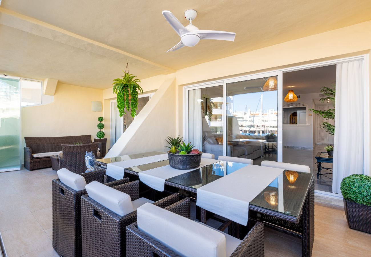 Ferienwohnung in Benalmádena - WintowinRentals Luxuswohnung mitten in Puerto Marina.