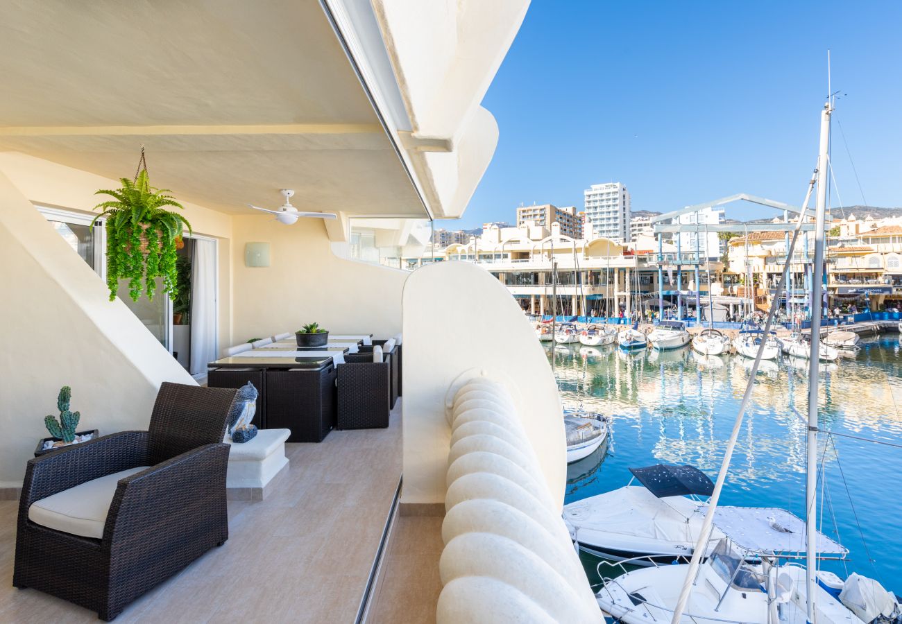 Ferienwohnung in Benalmádena - WintowinRentals Luxuswohnung mitten in Puerto Marina.