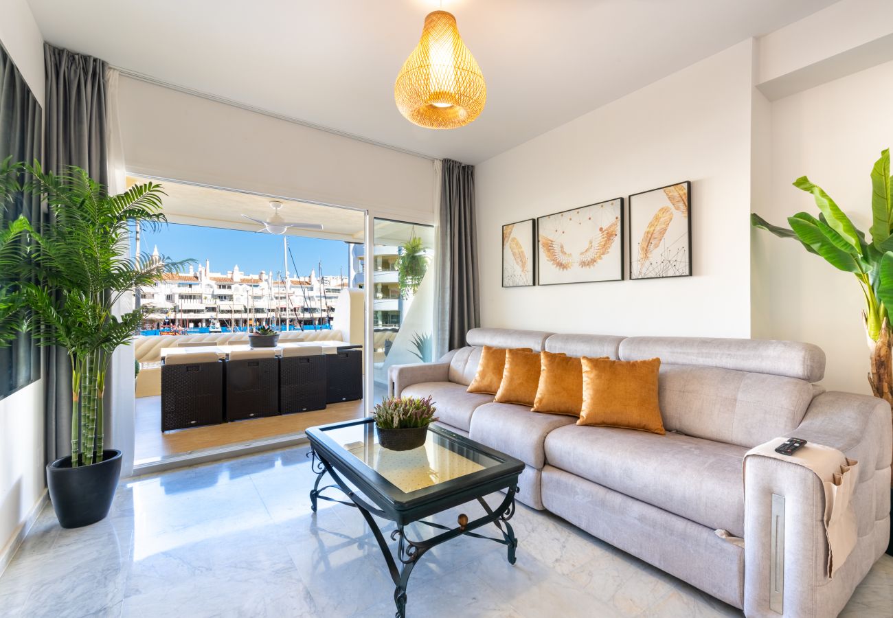 Ferienwohnung in Benalmádena - WintowinRentals Luxuswohnung mitten in Puerto Marina.