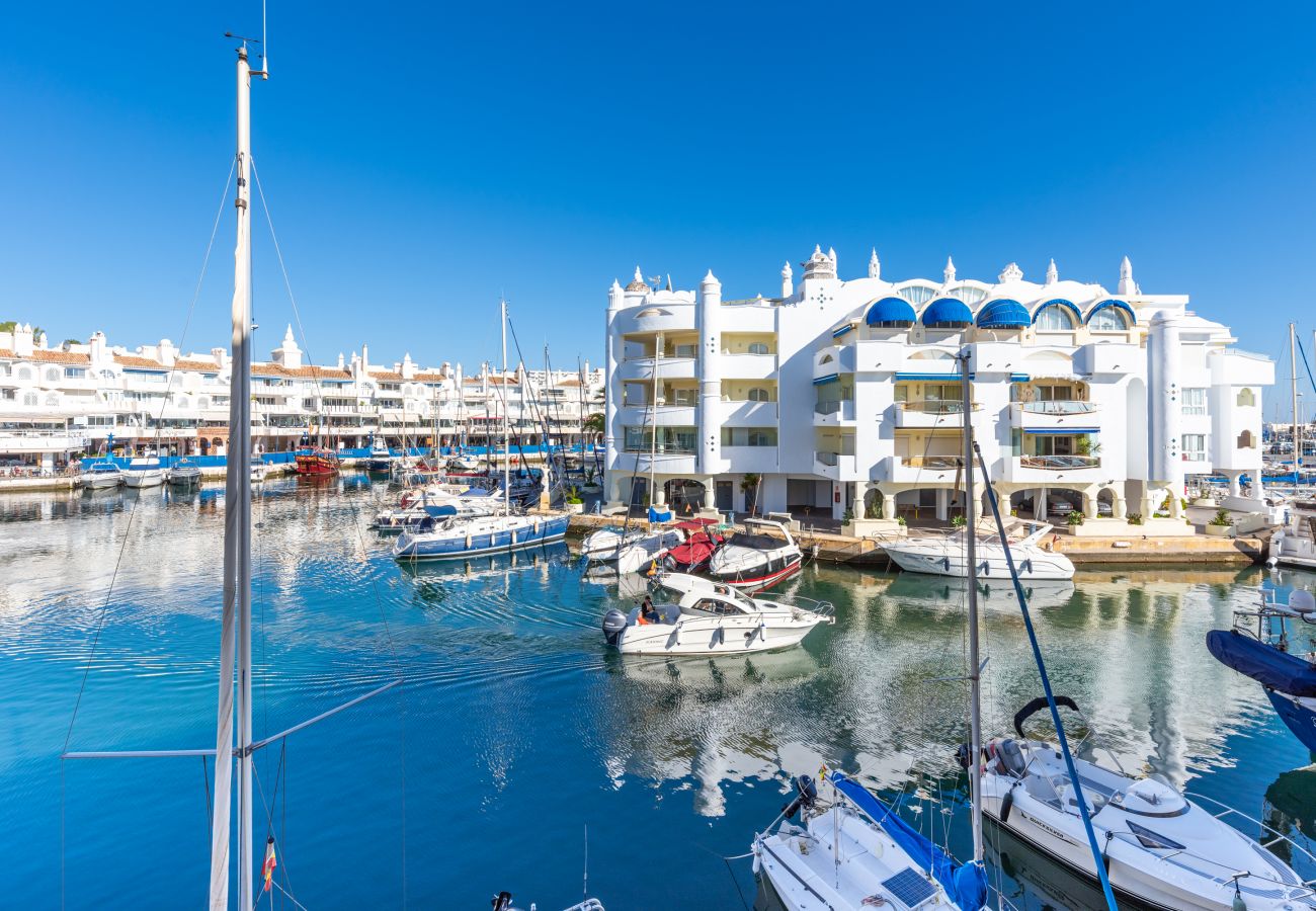 Ferienwohnung in Benalmádena - WintowinRentals Luxuswohnung mitten in Puerto Marina.