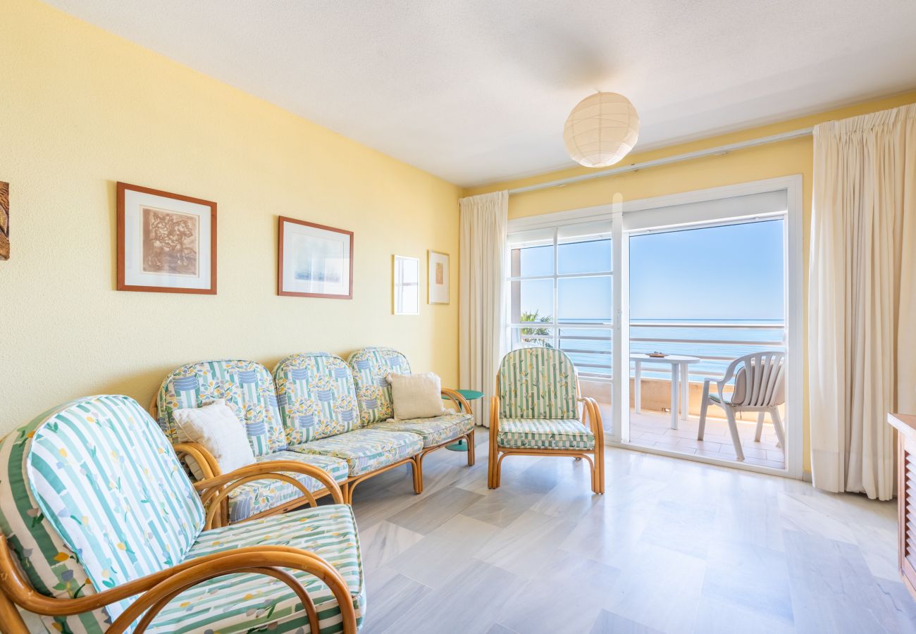 Ferienwohnung in Rincón de la Victoria - WintowinRentals 1st Line Beach, Parking and WIFI