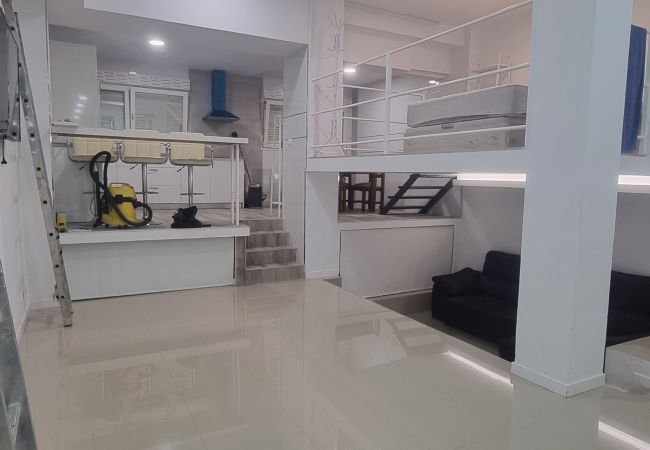  in Málaga - WintowinRentals Renoviertes Loft mit Garage neben dem Strand von Huelin