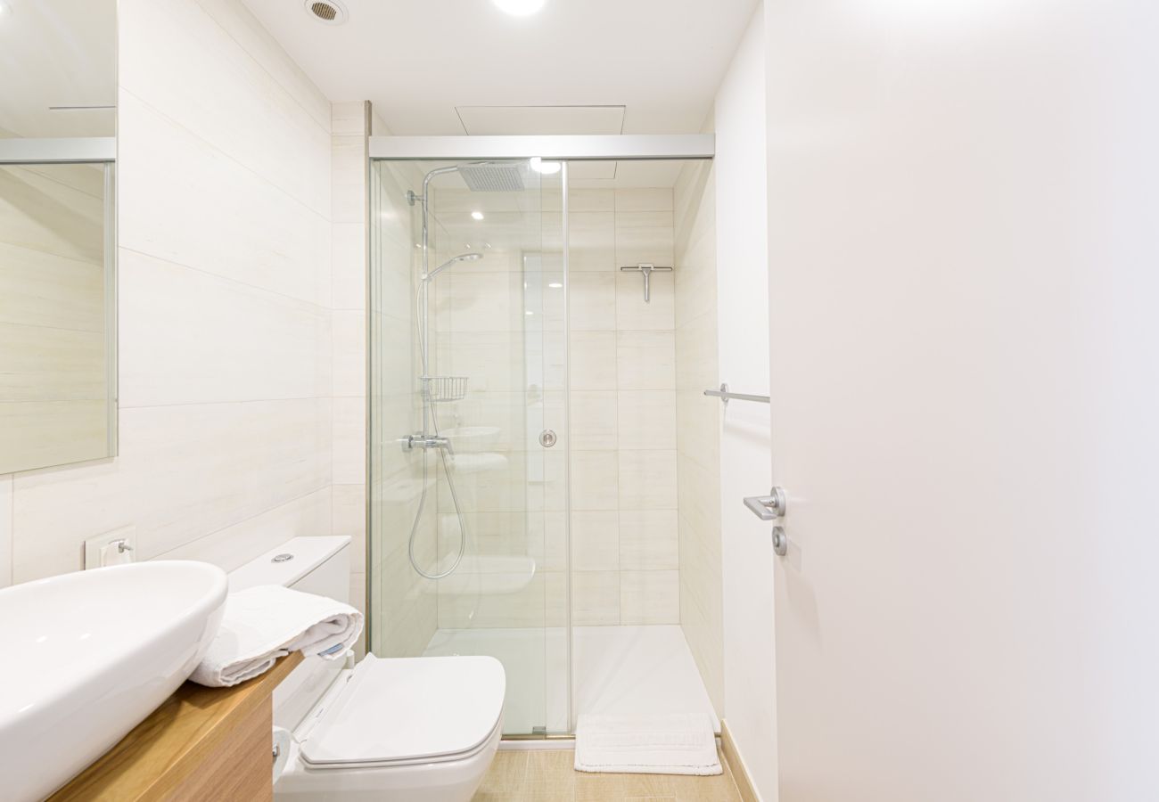 Ferienwohnung in Fuengirola - WintowinRentals Fuengirola – Exklusive Wohnung mit Meerblick, Terrasse, Pool und Parkplatz