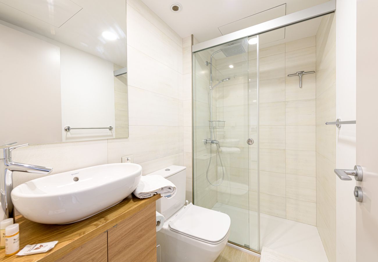 Ferienwohnung in Fuengirola - WintowinRentals Fuengirola – Exklusive Wohnung mit Meerblick, Terrasse, Pool und Parkplatz