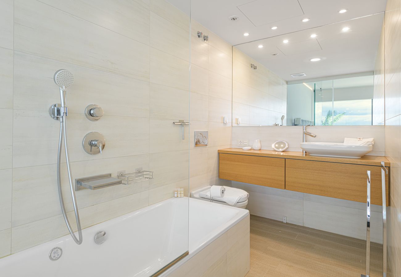 Ferienwohnung in Fuengirola - WintowinRentals Fuengirola – Exklusive Wohnung mit Meerblick, Terrasse, Pool und Parkplatz