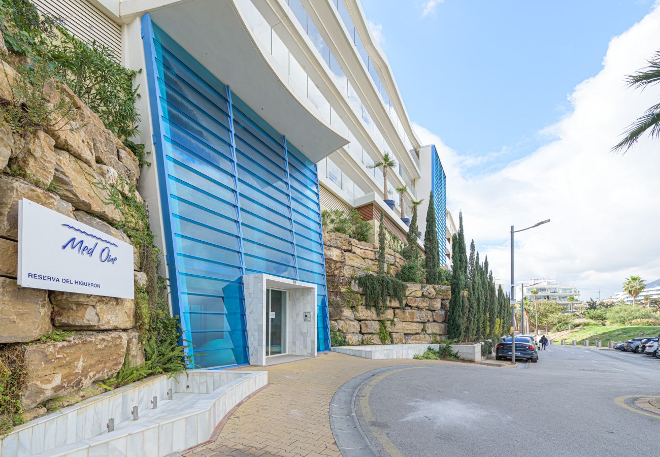 Ferienwohnung in Fuengirola - WintowinRentals Fuengirola – Exklusive Wohnung mit Meerblick, Terrasse, Pool und Parkplatz