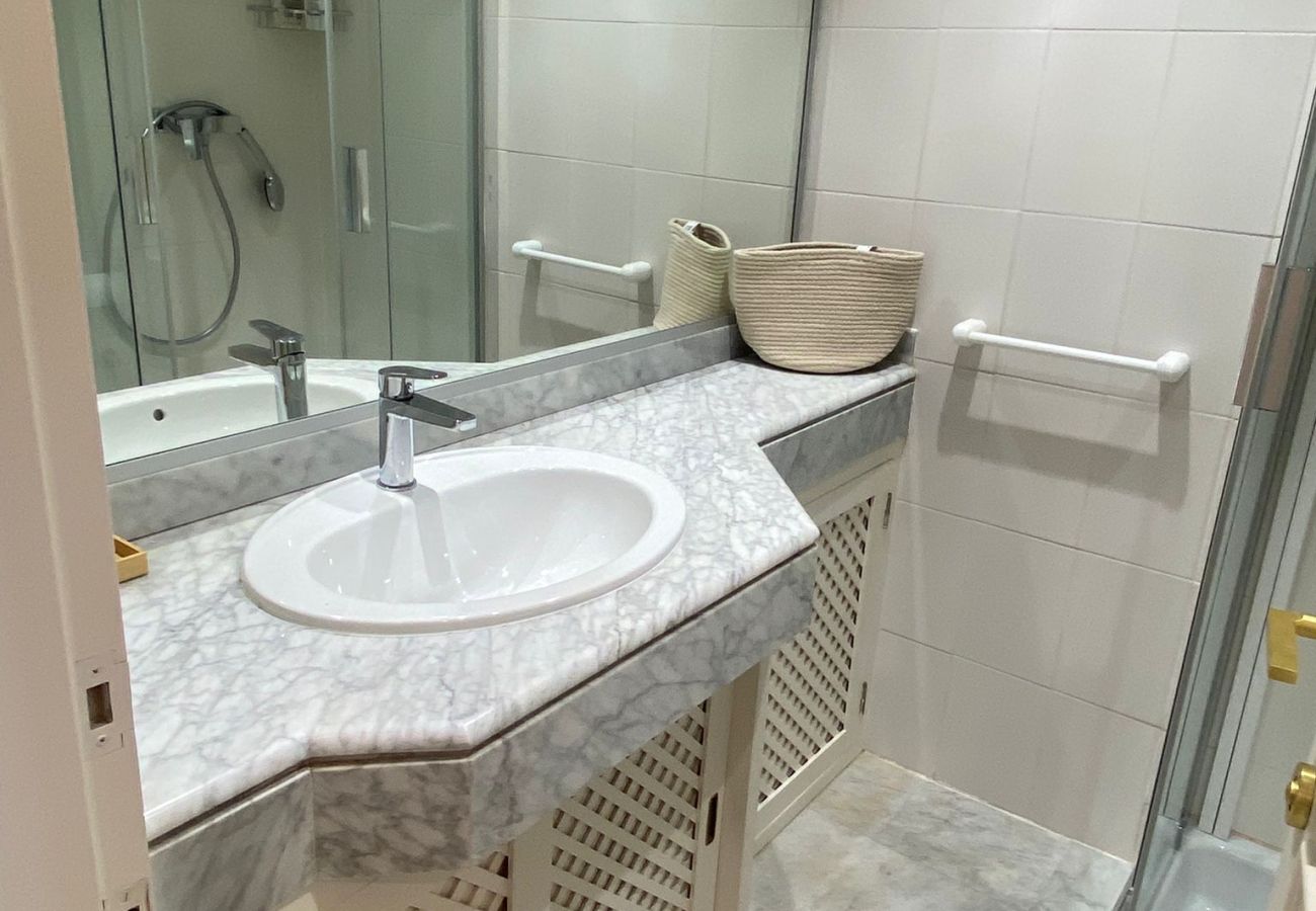 Ferienwohnung in Benalmádena - WintowinRentals Premium-Apartment mit Terrasse und Atemberaubendem Blick in Puerto Marina