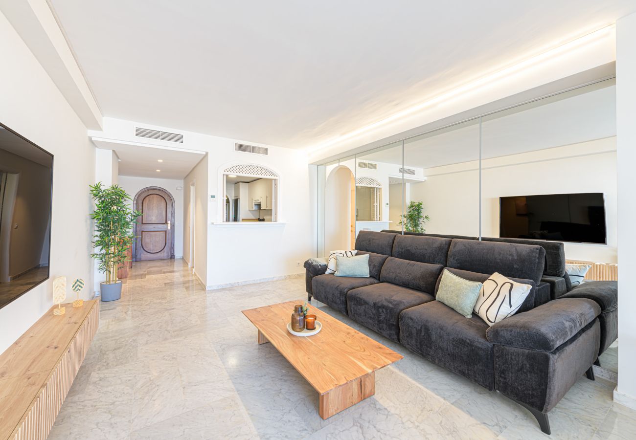 Ferienwohnung in Benalmádena - WintowinRentals Premium-Apartment mit Terrasse und Atemberaubendem Blick in Puerto Marina