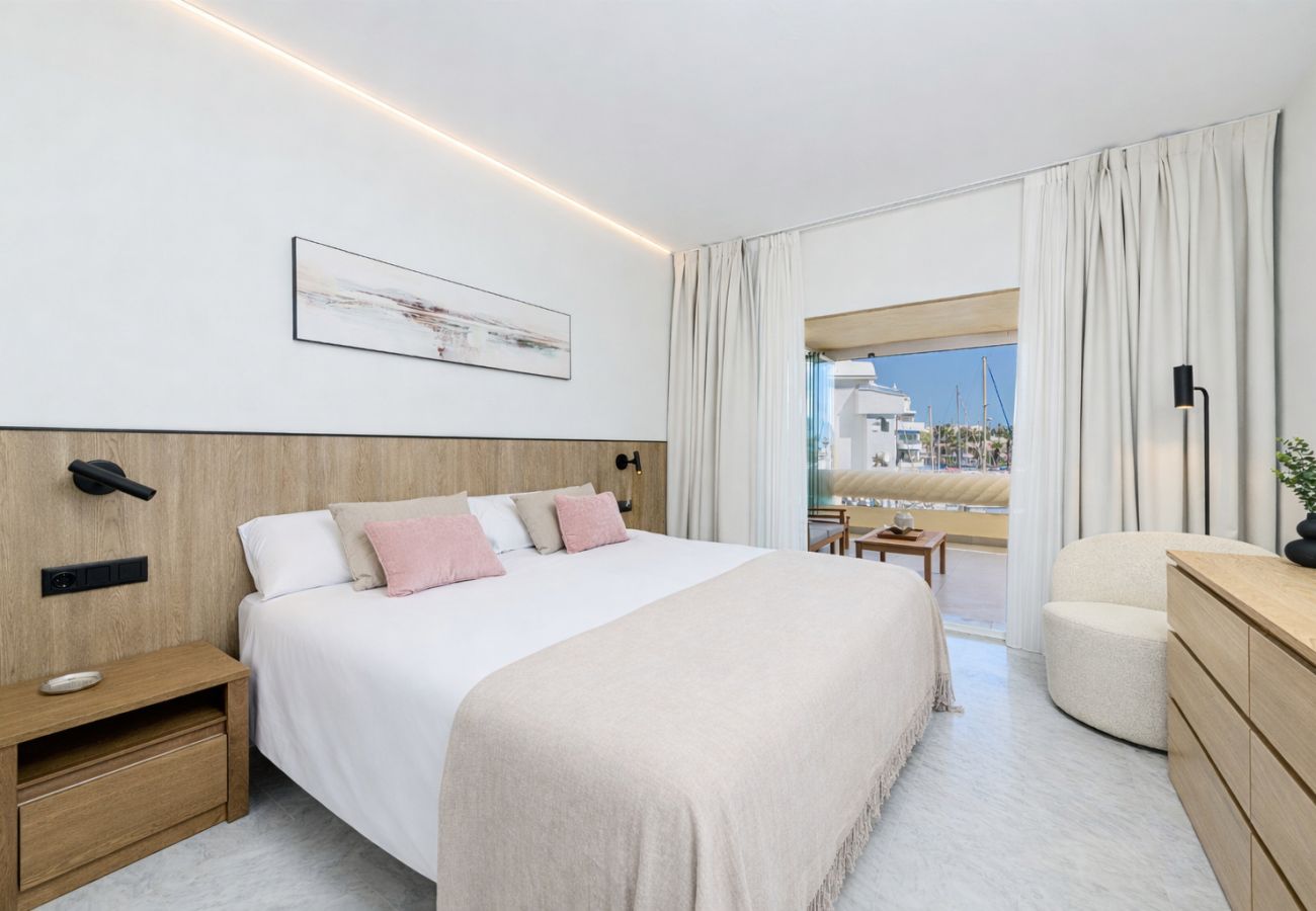 Ferienwohnung in Benalmádena - WintowinRentals Premium-Apartment mit Terrasse und Atemberaubendem Blick in Puerto Marina