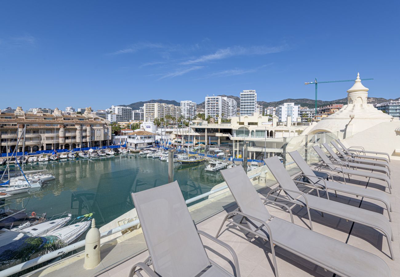 Ferienwohnung in Benalmádena - WintowinRentals Premium-Apartment mit Terrasse und Atemberaubendem Blick in Puerto Marina