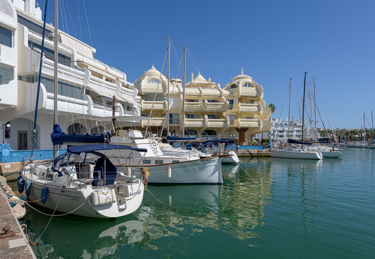 Ferienwohnung in Benalmádena - WintowinRentals Premium-Apartment mit Terrasse und Atemberaubendem Blick in Puerto Marina