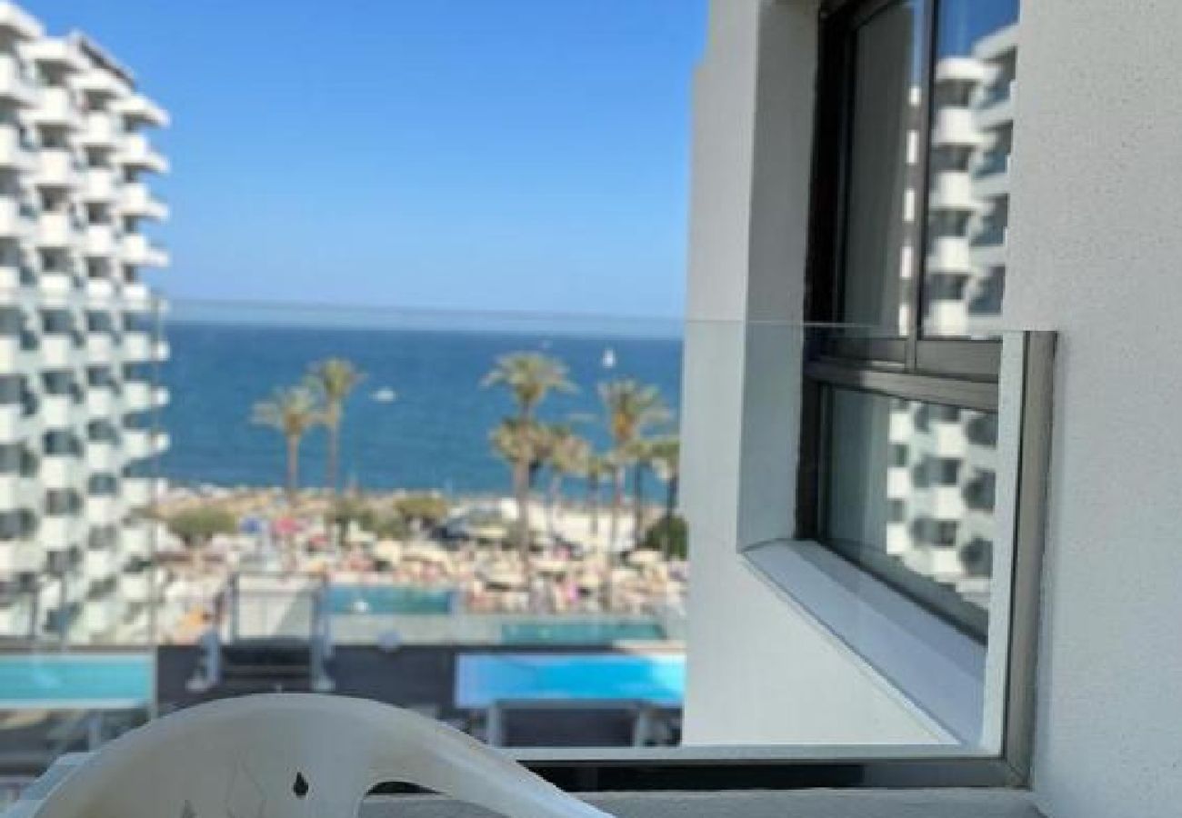 Ferienwohnung in Torremolinos - WintowinRentals Newly Renovated Private Suite Beachfront & Steps to the Marina