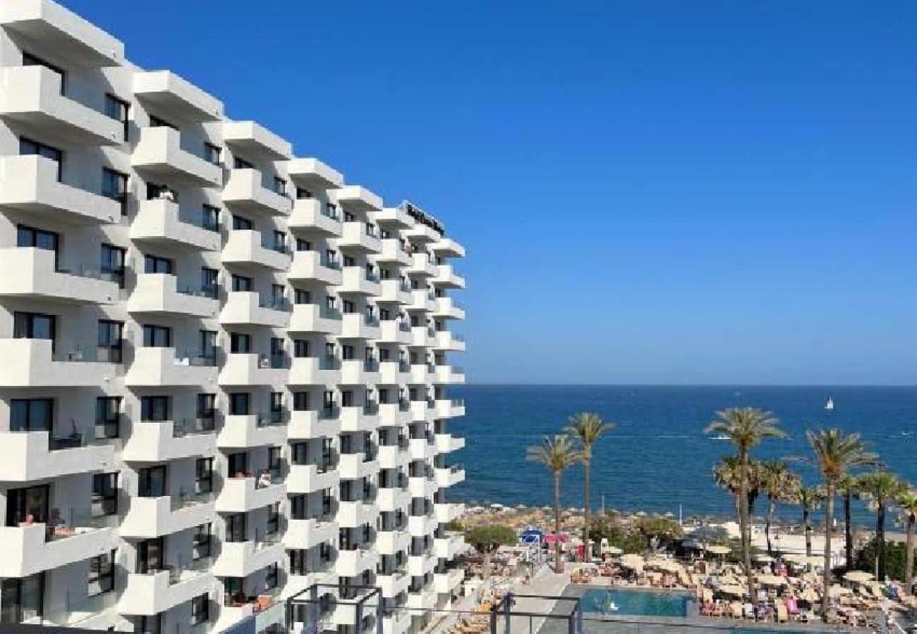 Ferienwohnung in Torremolinos - WintowinRentals Newly Renovated Private Suite Beachfront & Steps to the Marina