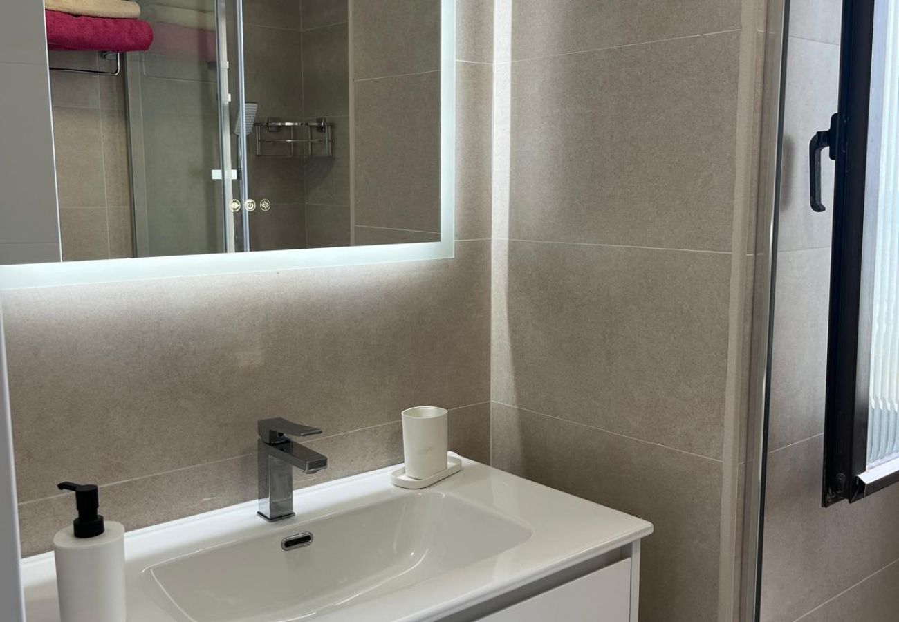 Ferienwohnung in Torremolinos - WintowinRentals Newly Renovated Private Suite Beachfront & Steps to the Marina