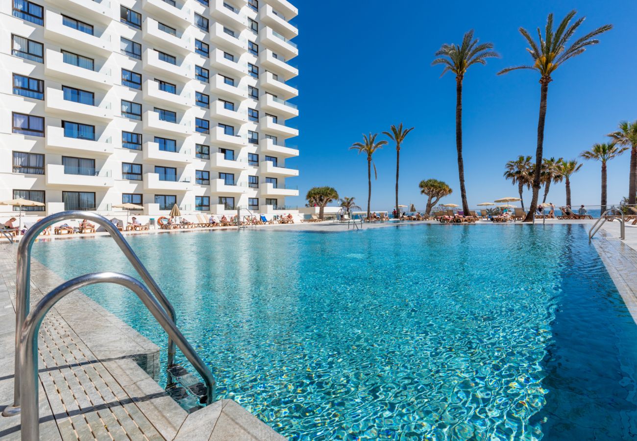 Ferienwohnung in Torremolinos - WintowinRentals Newly Renovated Private Suite Beachfront & Steps to the Marina