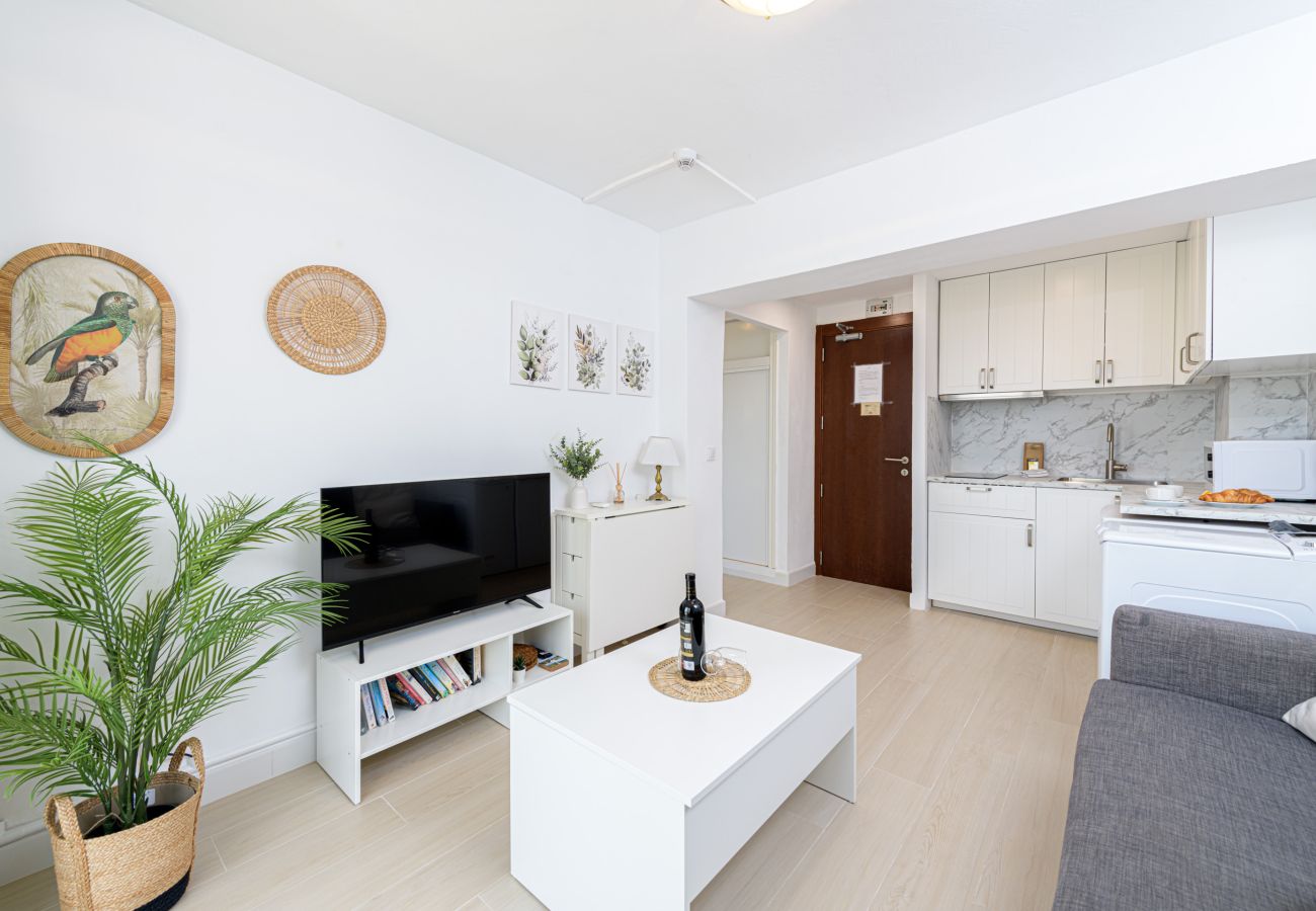 Ferienwohnung in Torremolinos - WintowinRentals Newly Renovated Private Suite Beachfront & Steps to the Marina