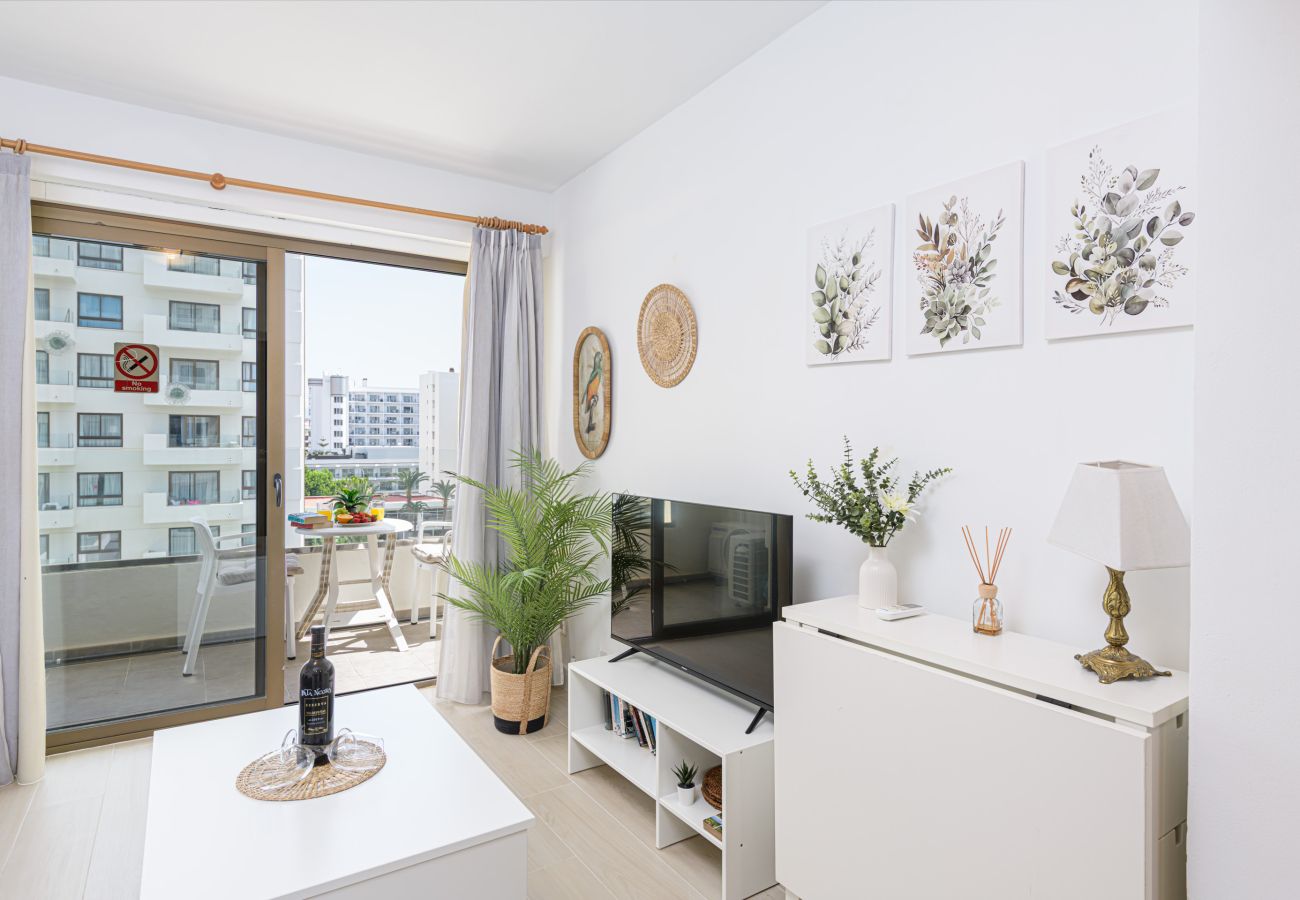 Ferienwohnung in Torremolinos - WintowinRentals Newly Renovated Private Suite Beachfront & Steps to the Marina