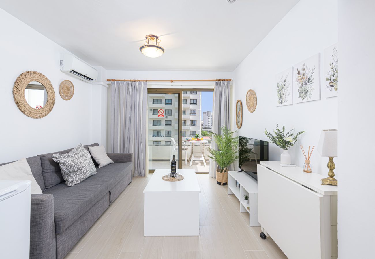 Ferienwohnung in Torremolinos - WintowinRentals Newly Renovated Private Suite Beachfront & Steps to the Marina