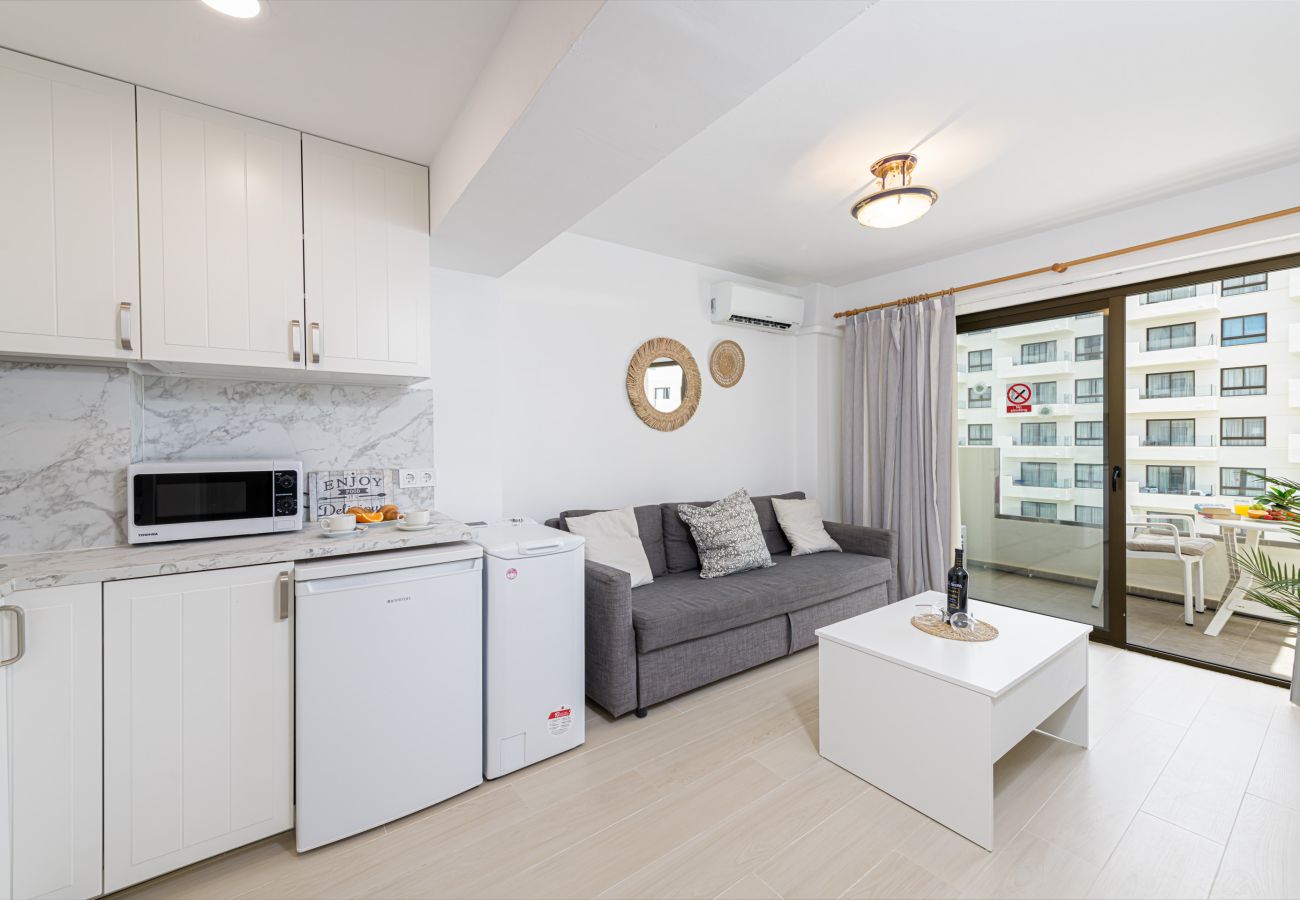 Ferienwohnung in Torremolinos - WintowinRentals Newly Renovated Private Suite Beachfront & Steps to the Marina