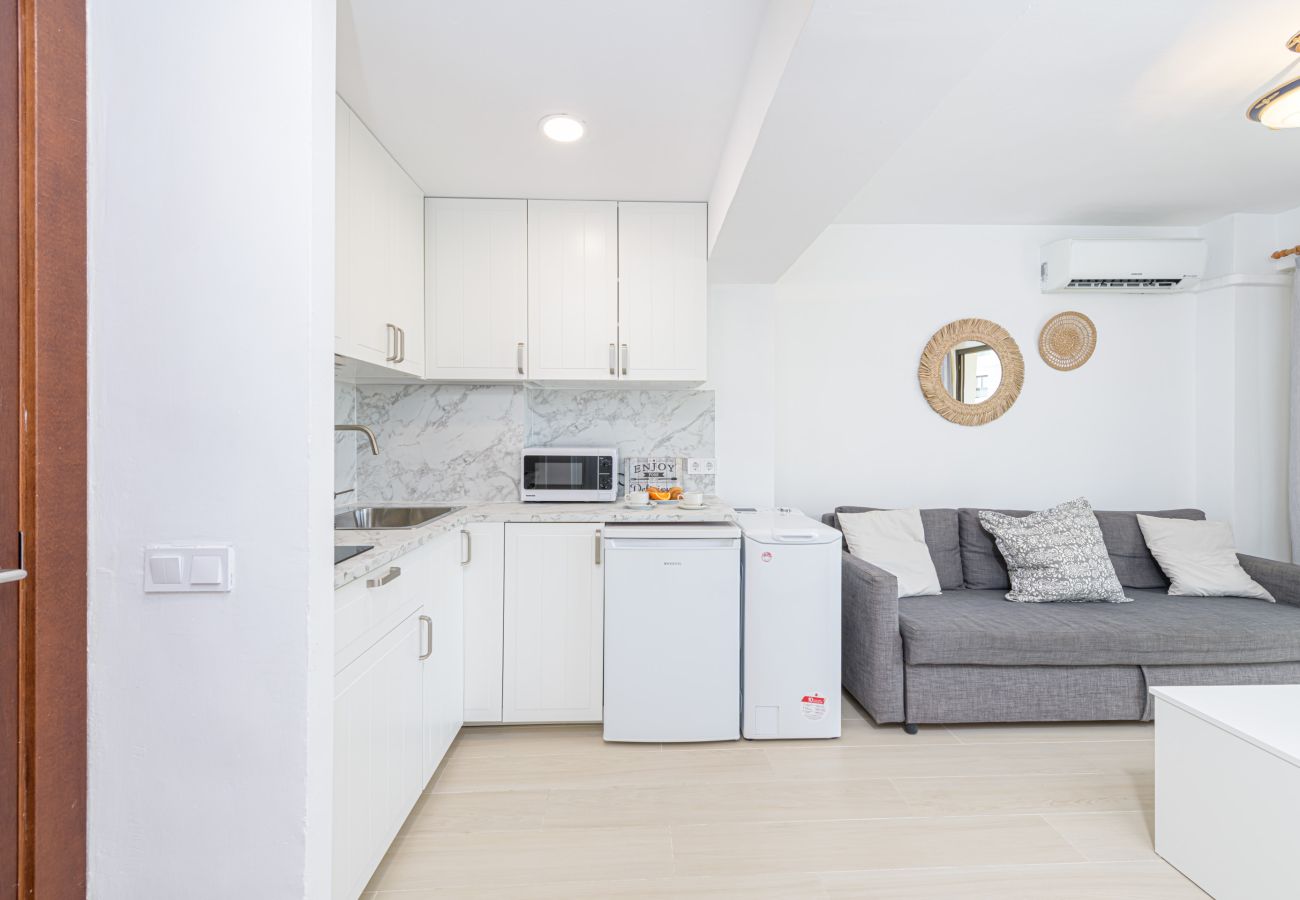 Ferienwohnung in Torremolinos - WintowinRentals Newly Renovated Private Suite Beachfront & Steps to the Marina