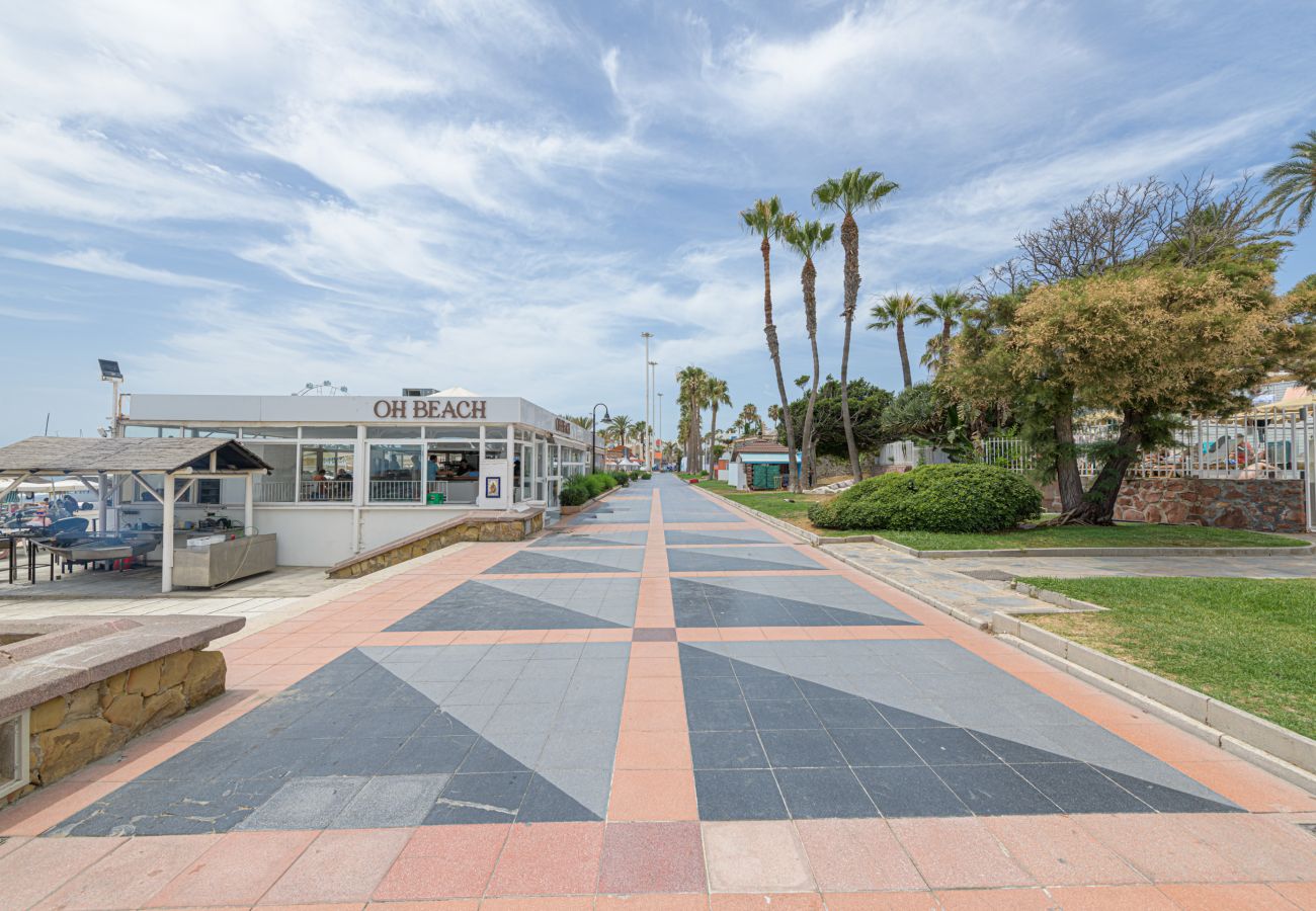 Ferienwohnung in Torremolinos - WintowinRentals Newly Renovated Private Suite Beachfront & Steps to the Marina