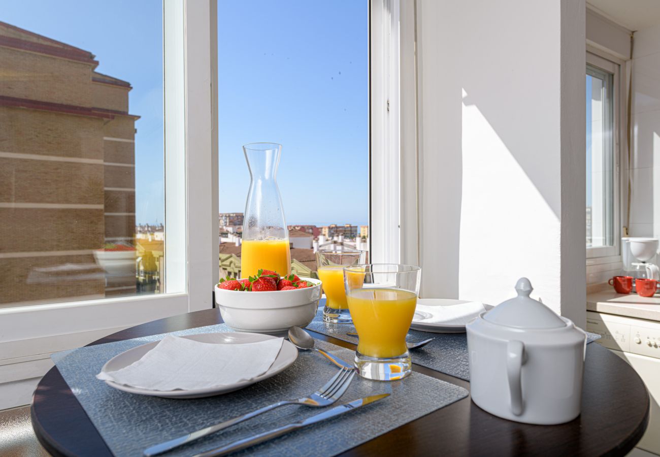 Ferienwohnung in Málaga - WintowinRentals Geräumiges Apartment in Huelin mit traumhaftem Ausblick, Parkplatz inklusive und in Strandnähe