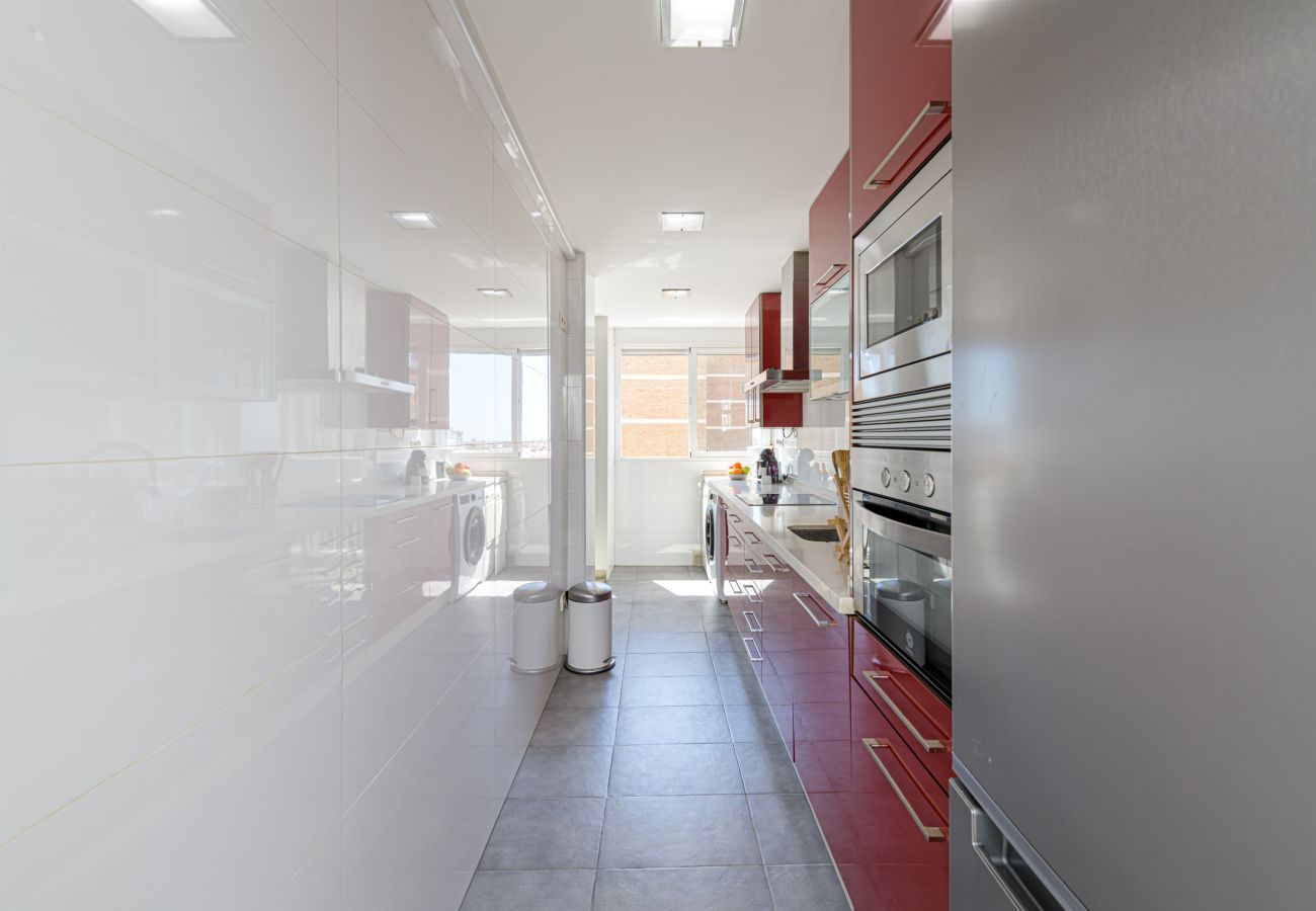 Ferienwohnung in Málaga - WintowinRentals Geräumiges Apartment in Huelin mit traumhaftem Ausblick, Parkplatz inklusive und in Strandnähe