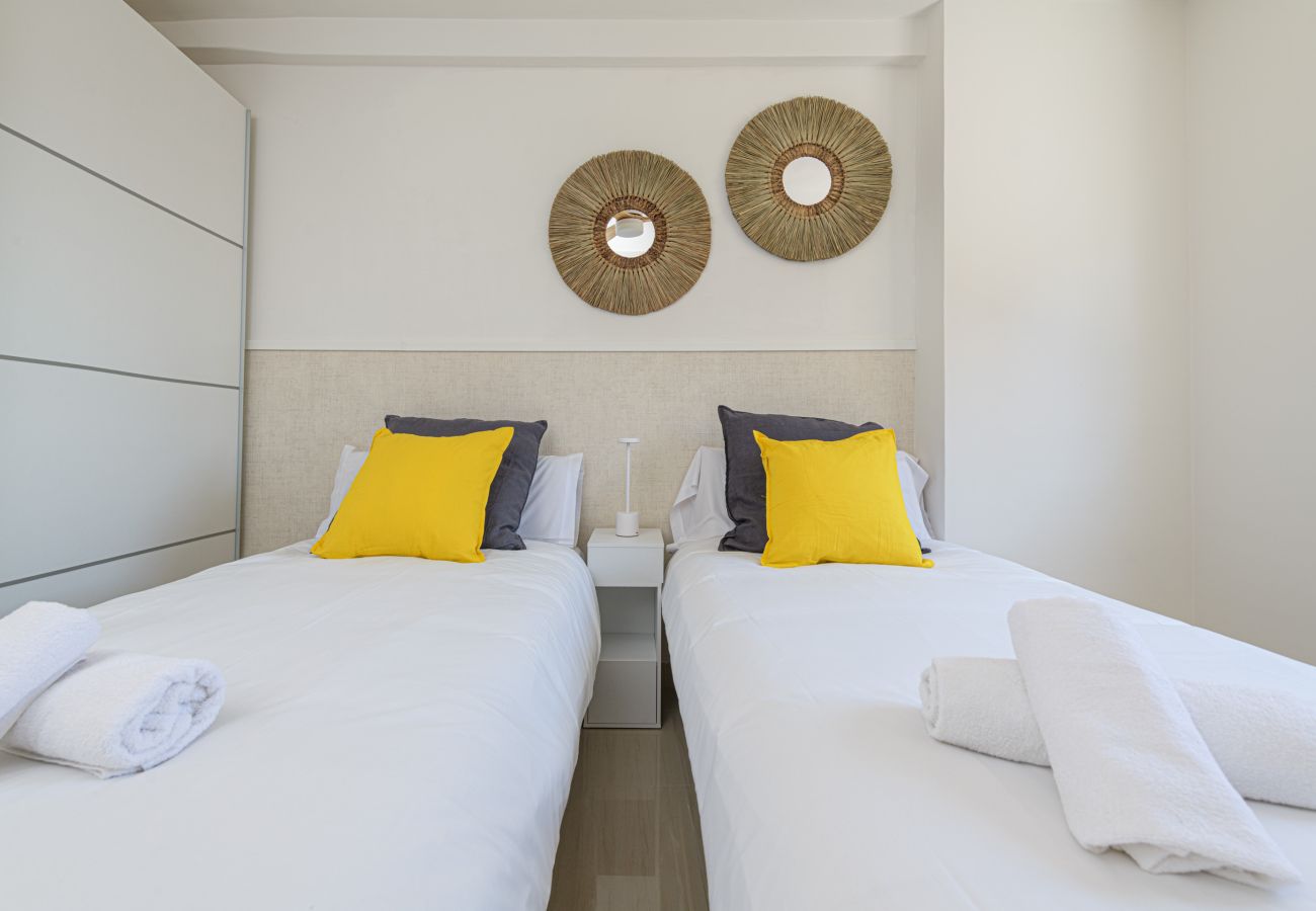 Ferienwohnung in Málaga - WintowinRentals Geräumiges Apartment in Huelin mit traumhaftem Ausblick, Parkplatz inklusive und in Strandnähe