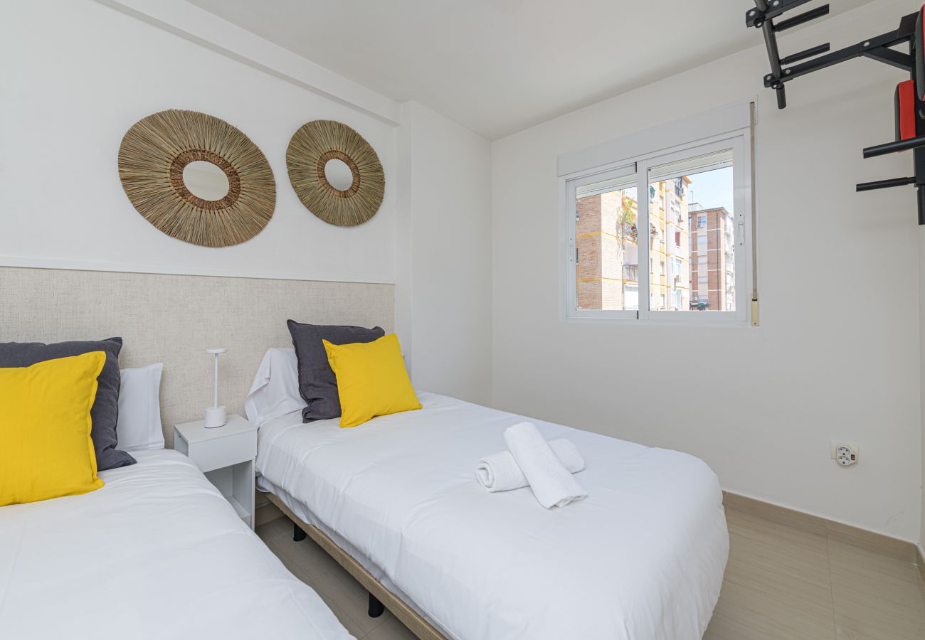Ferienwohnung in Málaga - WintowinRentals Geräumiges Apartment in Huelin mit traumhaftem Ausblick, Parkplatz inklusive und in Strandnähe