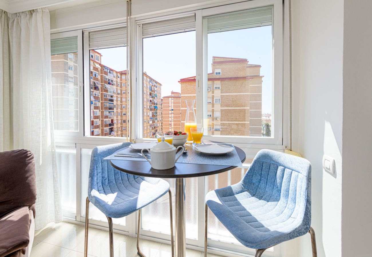 Ferienwohnung in Málaga - WintowinRentals Geräumiges Apartment in Huelin mit traumhaftem Ausblick, Parkplatz inklusive und in Strandnähe