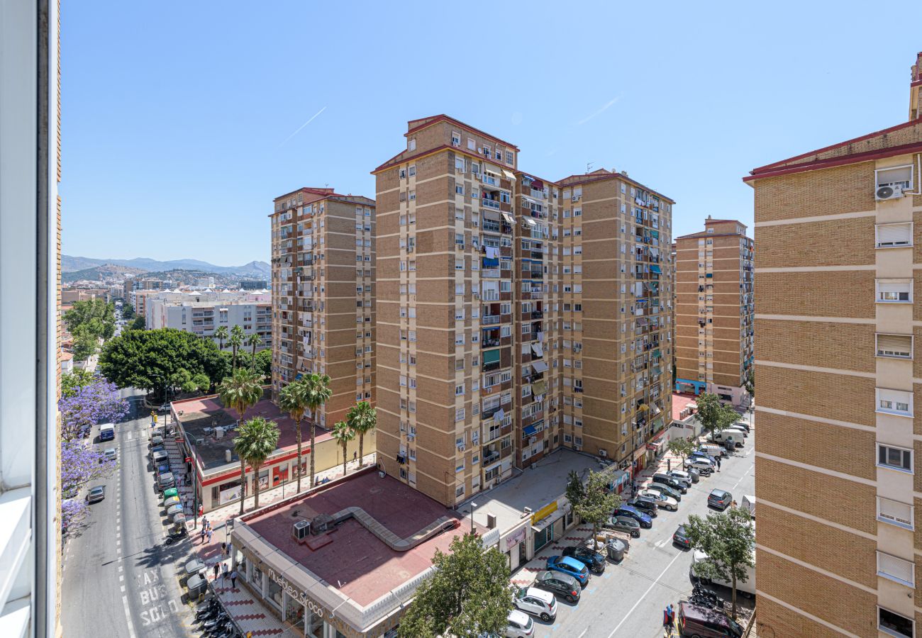 Ferienwohnung in Málaga - WintowinRentals Geräumiges Apartment in Huelin mit traumhaftem Ausblick, Parkplatz inklusive und in Strandnähe