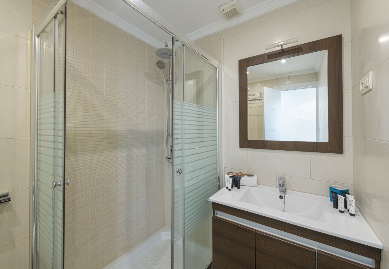 Ferienwohnung in Málaga - WintowinRentals Geräumiges Apartment in Huelin mit traumhaftem Ausblick, Parkplatz inklusive und in Strandnähe