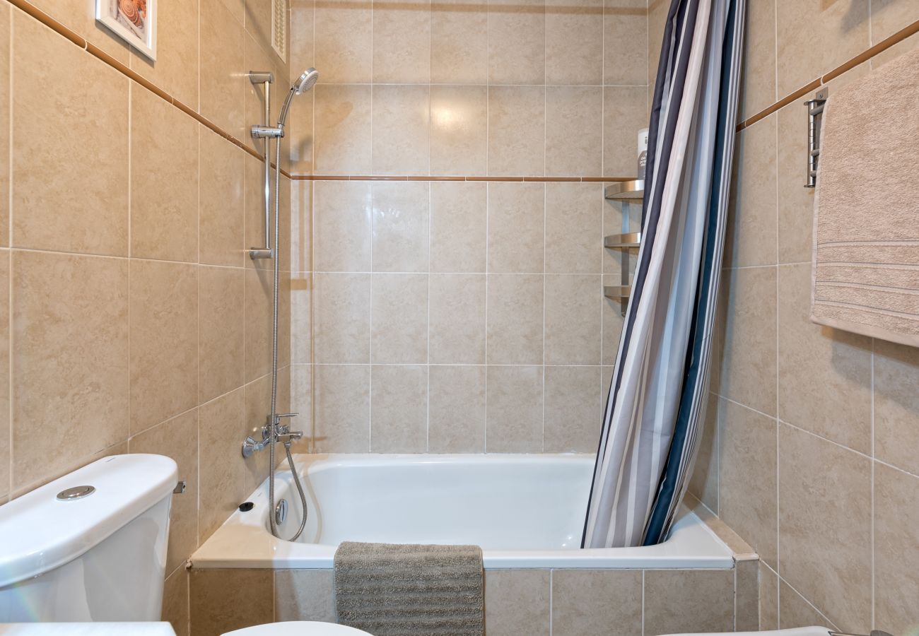 Apartment in Rincón de la Victoria - WintowinRentals Best Location, Beach, Pool & Parking.