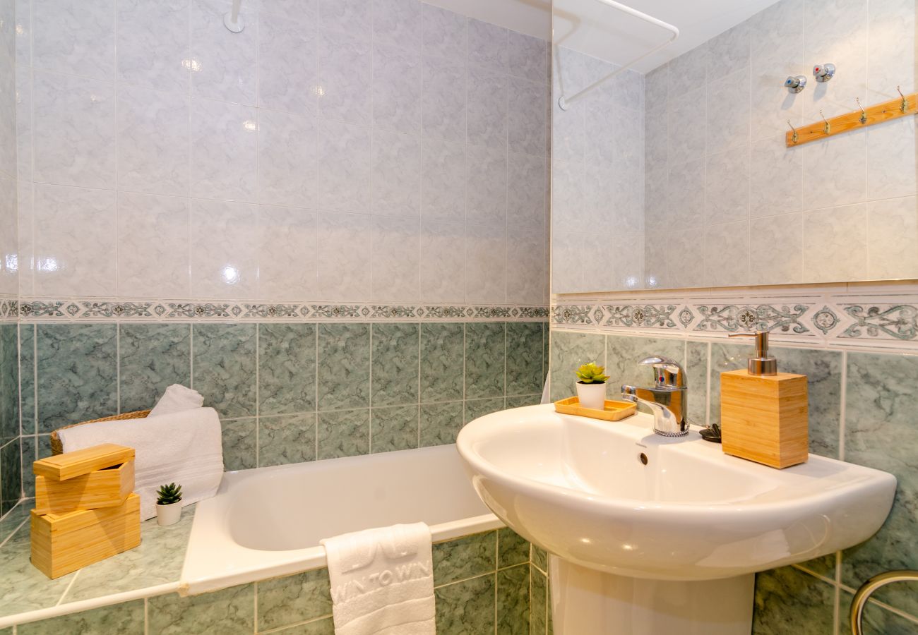 Apartment in Torre de Benagalbon - WintowinRentals Pool, Sunny side & Free Parking.