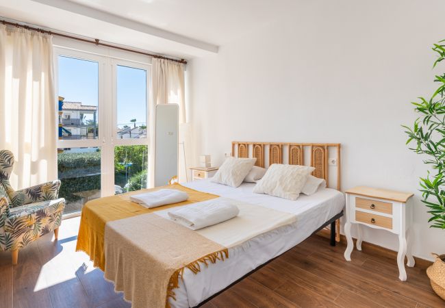 Apartment in La Cala del Moral - WintoWinRentals - Beachfront little villa. Apartment in La Cala del Moral - WintoWinRentals - Beachfront little villa.
