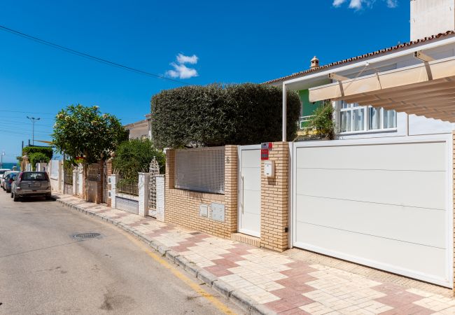 Apartment in La Cala del Moral - WintoWinRentals - Beachfront little villa. Apartment in La Cala del Moral - WintoWinRentals - Beachfront little villa.