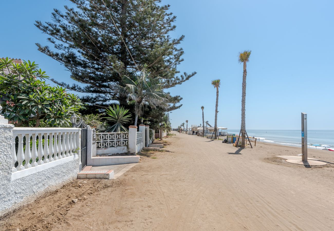 House in Rincón de la Victoria - WintowinRentals Beachfront House with Private Garden