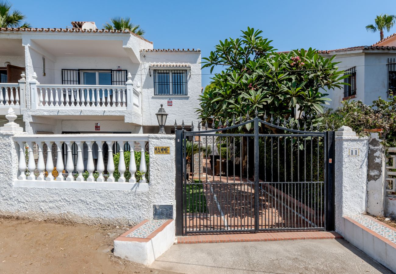 House in Rincón de la Victoria - WintowinRentals Beachfront House with Private Garden