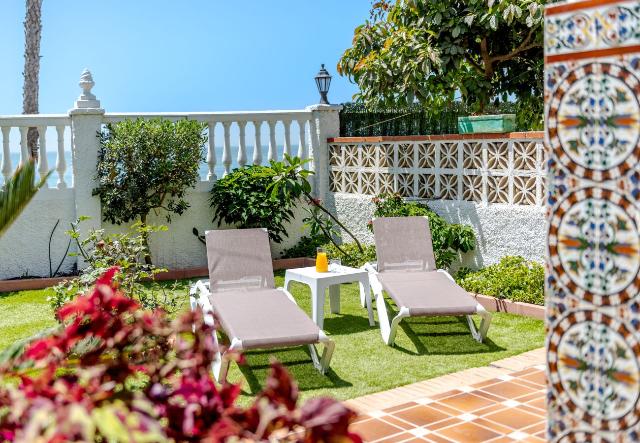 House in Rincón de la Victoria - WintowinRentals Beachfront House with Private Garden