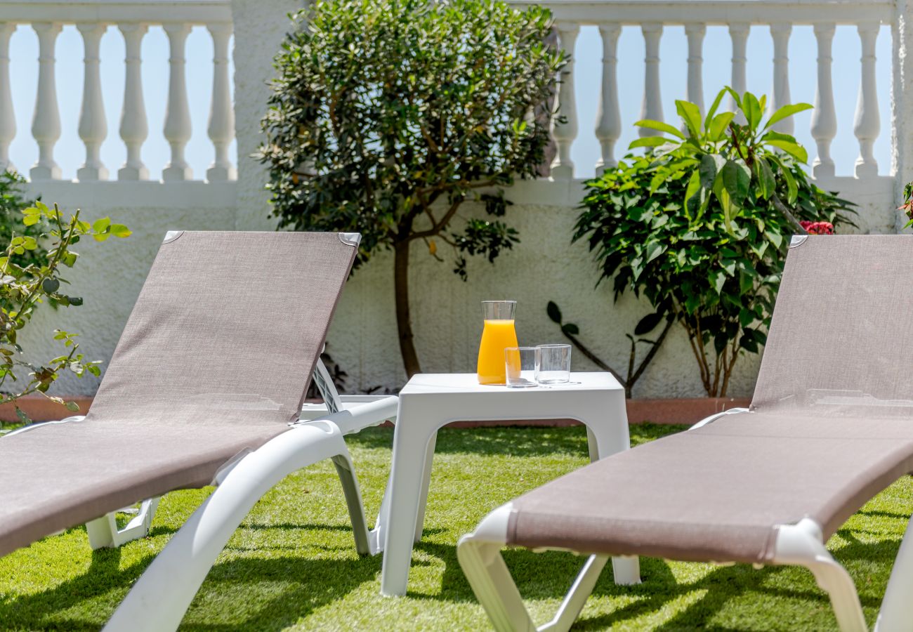 House in Rincón de la Victoria - WintowinRentals Beachfront House with Private Garden