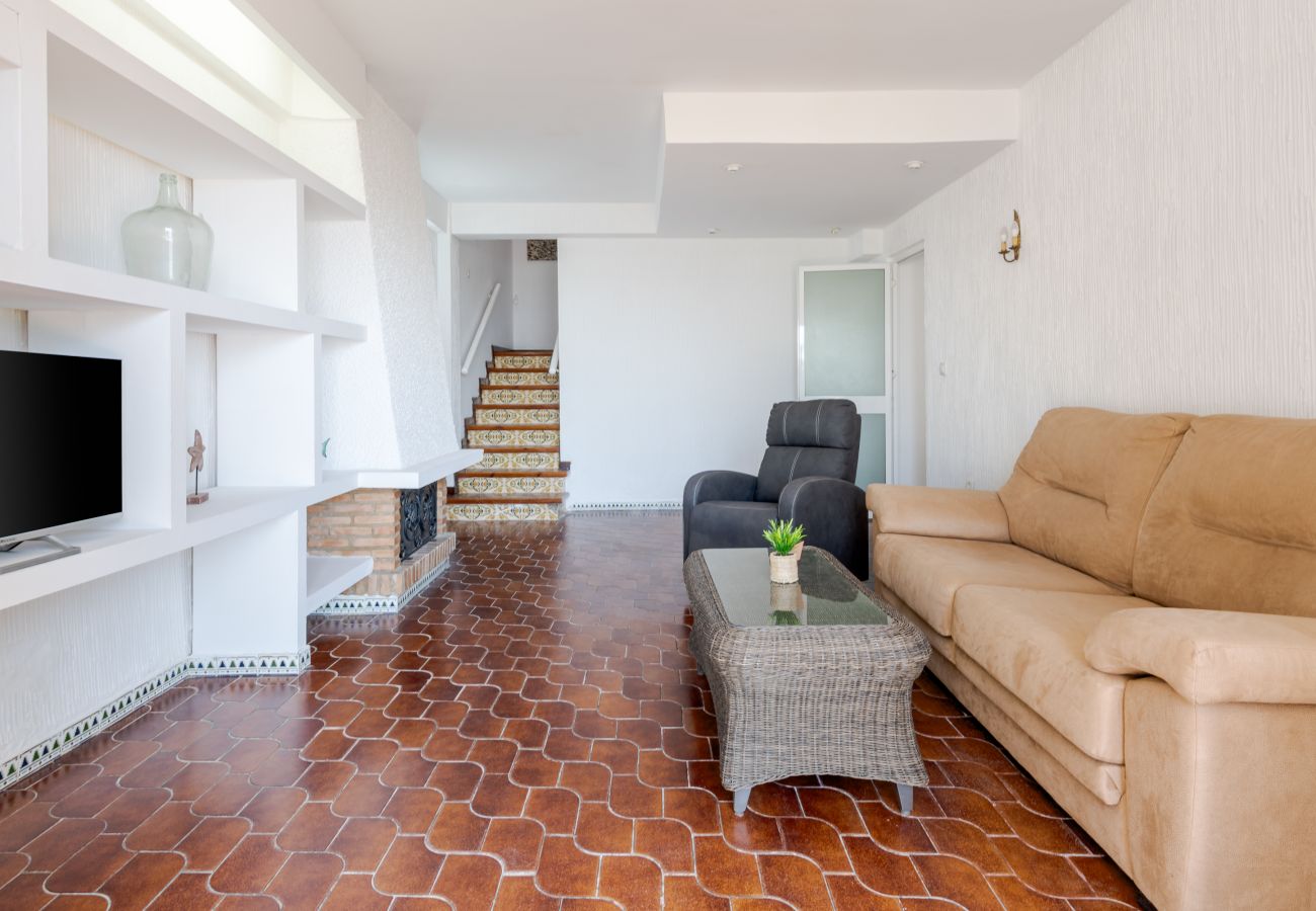 House in Rincón de la Victoria - WintowinRentals Beachfront House with Private Garden