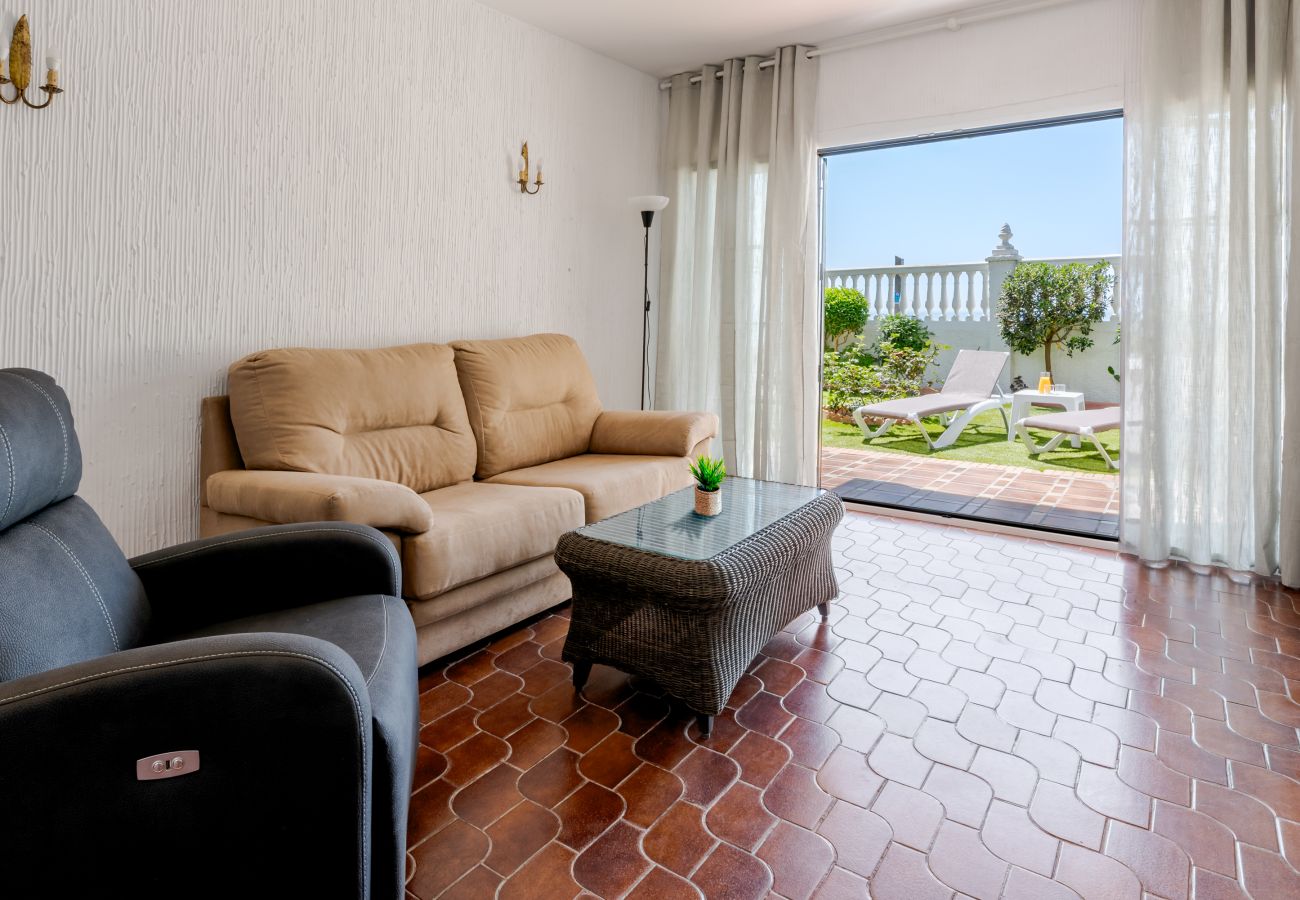 House in Rincón de la Victoria - WintowinRentals Beachfront House with Private Garden