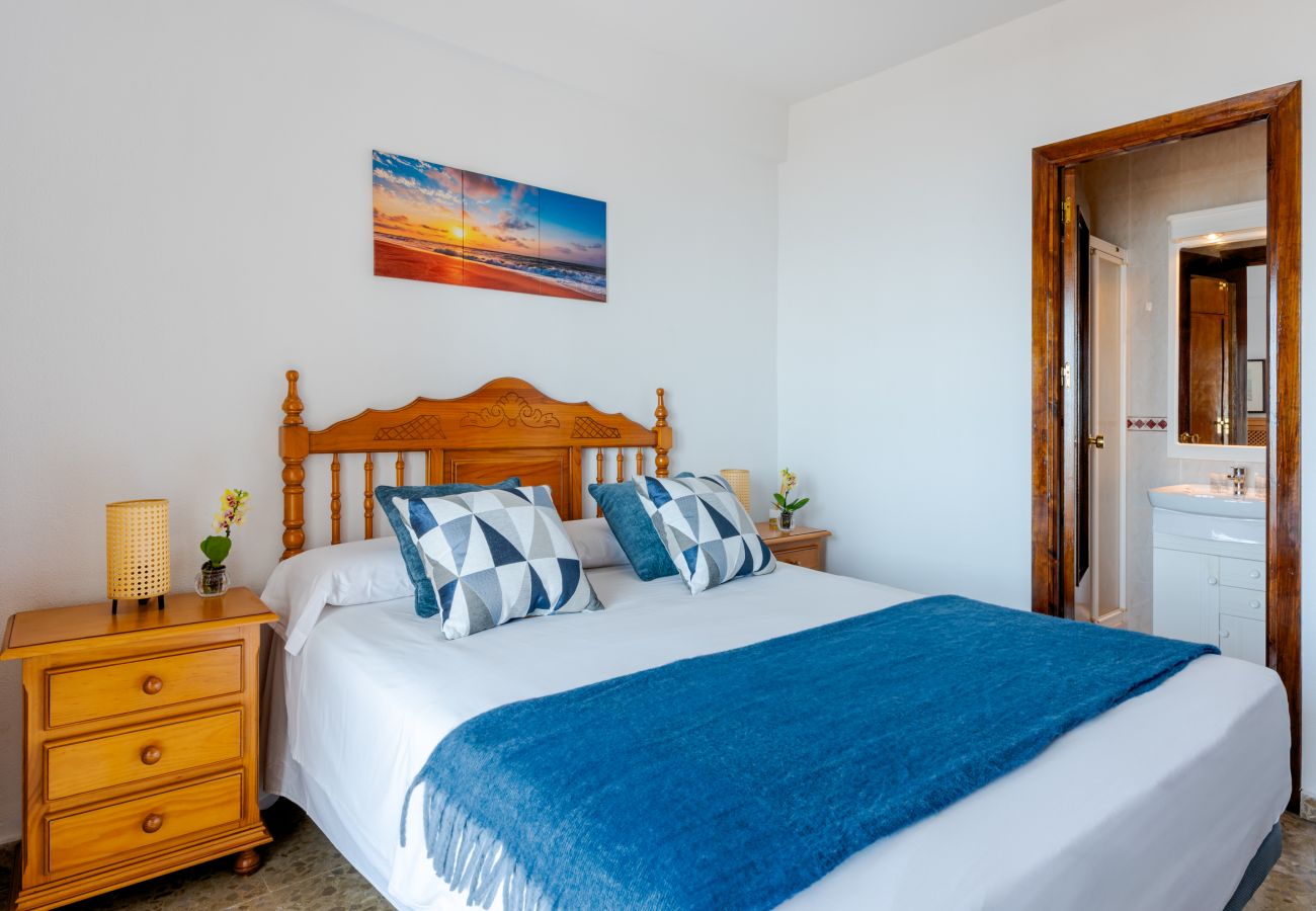 House in Rincón de la Victoria - WintowinRentals Beachfront House with Private Garden