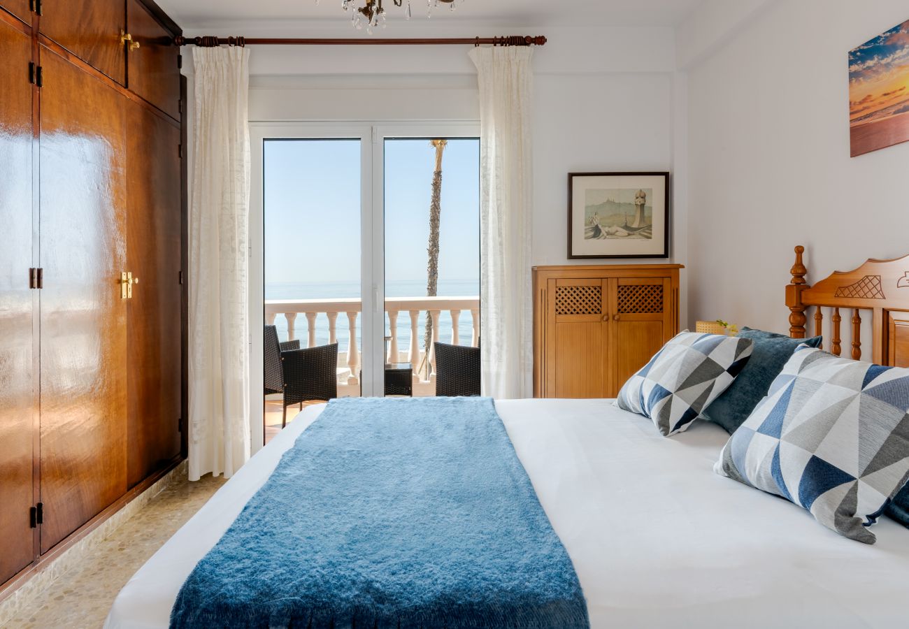 House in Rincón de la Victoria - WintowinRentals Beachfront House with Private Garden