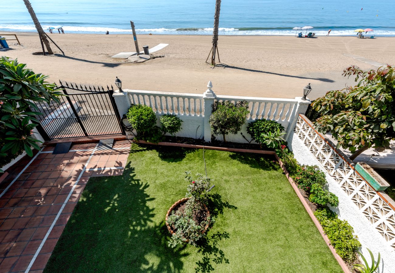 House in Rincón de la Victoria - WintowinRentals Beachfront House with Private Garden