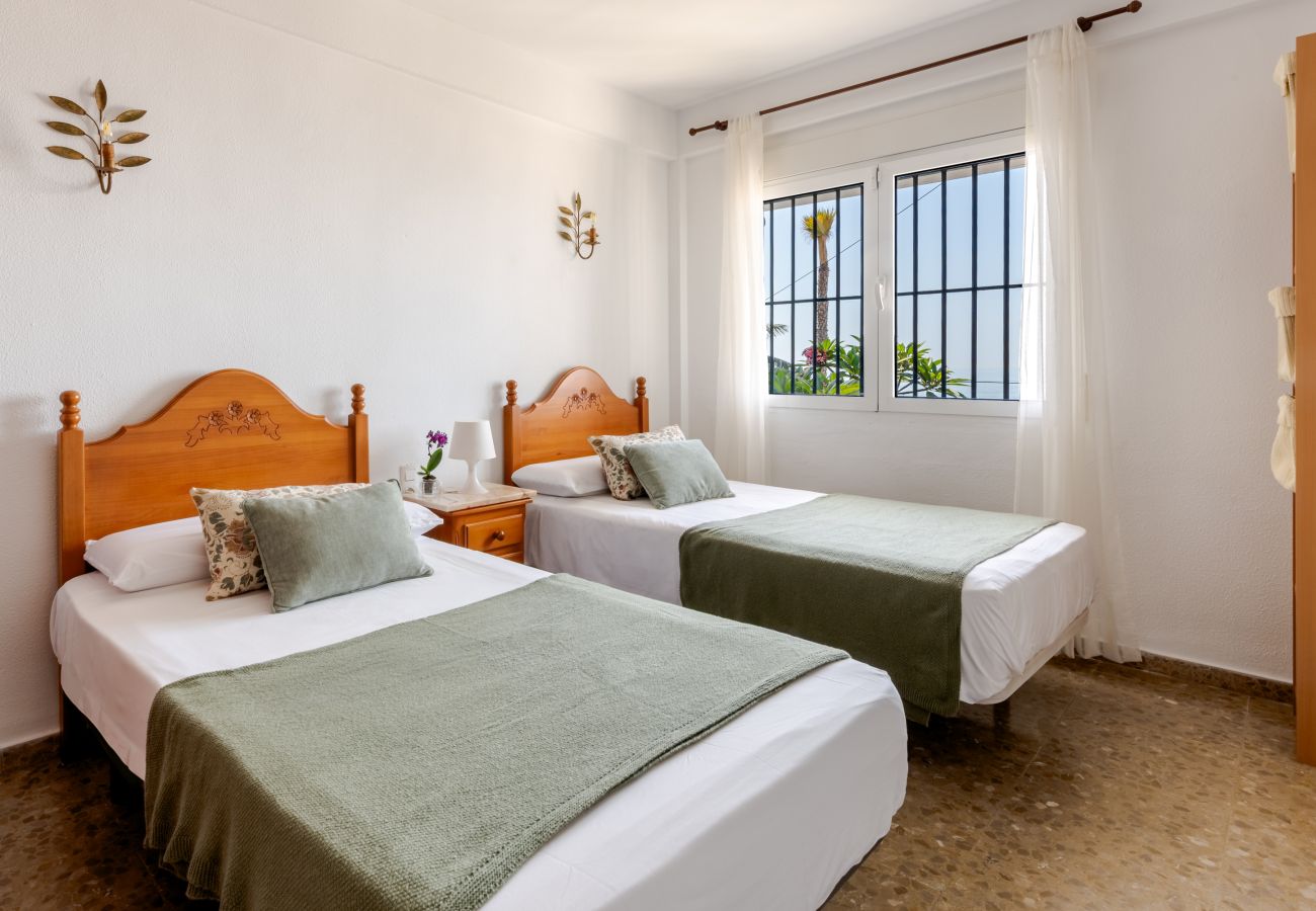 House in Rincón de la Victoria - WintowinRentals Beachfront House with Private Garden