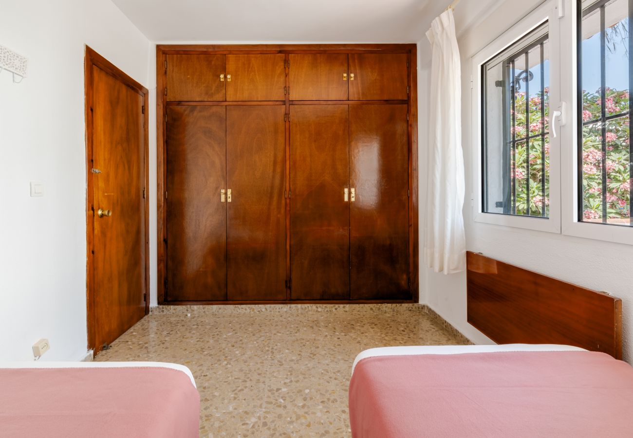 House in Rincón de la Victoria - WintowinRentals Beachfront House with Private Garden