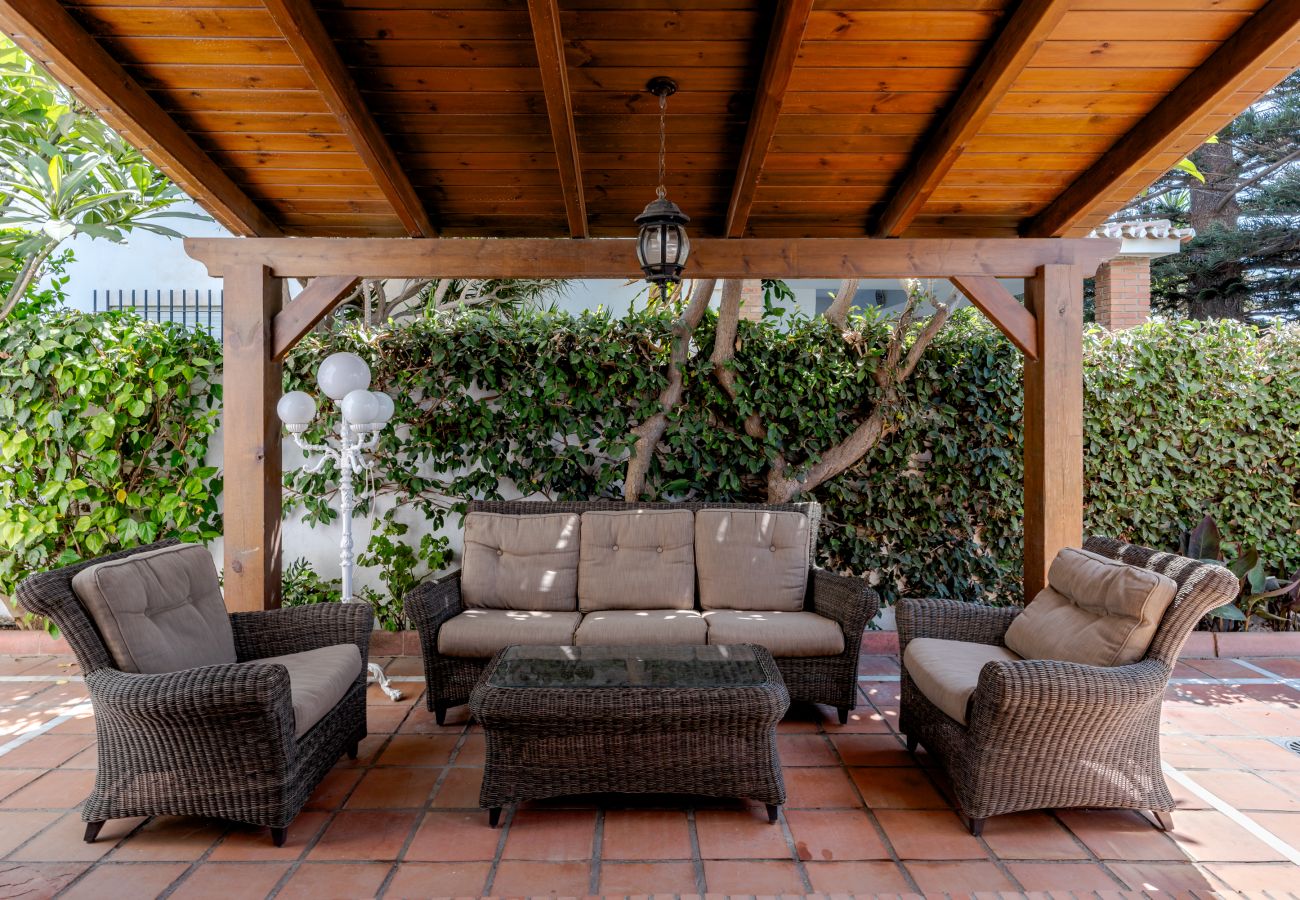 House in Rincón de la Victoria - WintowinRentals Beachfront House with Private Garden